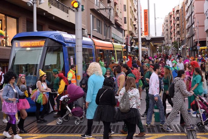 Archivo - Usuarios del tranvía de Tenerife en carnaval