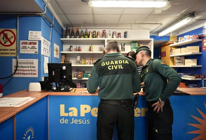 Dos agentes de la Guardia Civil inspeccionan una tienda de artículos pirotécnicos, a 12 de marzo de 2025, en Valencia, Comunidad Valenciana (España). 