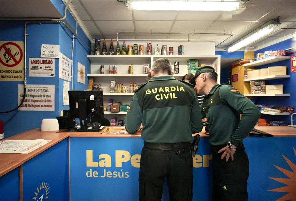 Dos agentes de la Guardia Civil inspeccionan una tienda de artículos pirotécnicos, a 12 de marzo de 2025, en Valencia, Comunidad Valenciana (España).