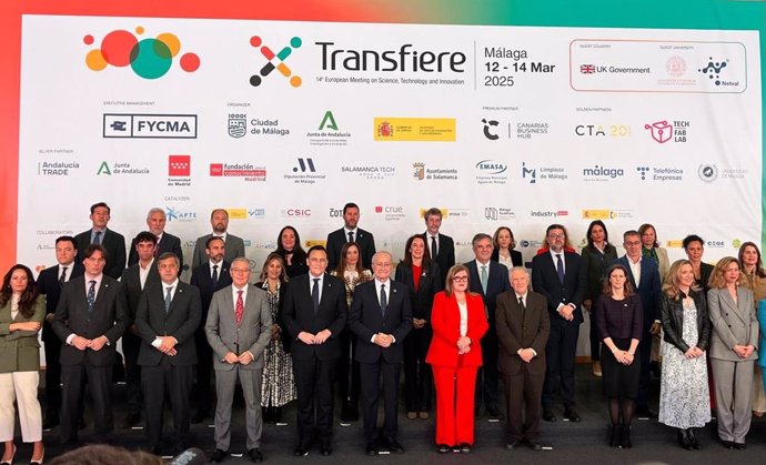 El Consejero De Medio Ambiente, Universidades, Investigación Y Mar Menor, Juan María Vázquez, En Representación De La Región De Murcia, Junto Con Otros Pertenecientes A Las Instituciones, Empresas Y Entidades Organizadoras De Transfiere 2025