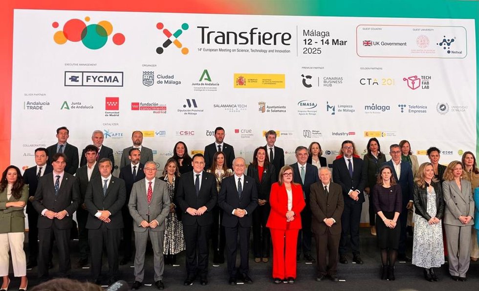 El Consejero De Medio Ambiente, Universidades, Investigación Y Mar Menor, Juan María Vázquez, En Representación De La Región De Murcia, Junto Con Otros Pertenecientes A Las Instituciones, Empresas Y Entidades Organizadoras De Transfiere 2025