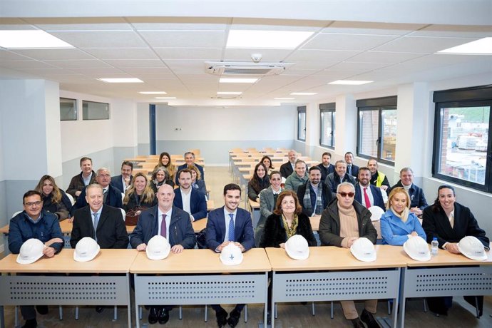 Los máximos responsables de la UCAM, el COE, Ribera Salud, el Ayuntamiento de Torrejón y Lavila Arquitectos en una de las aulas del Campus, ayer martes.