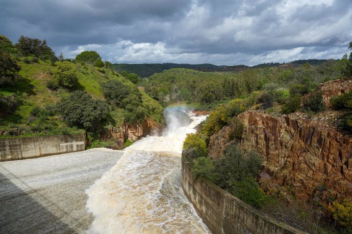 Imagenes de la presa del Corumbel desaguando. A 11 de marzo de 2025 en La Palma del Condado, Huelva (Andalucía, España). La presa del Corumbel, ubicada en la provincia de Huelva, ha iniciado un proceso de desagüe para regular el caudal del río Corumbel, a