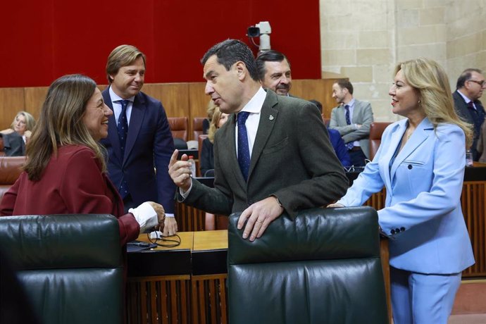 Archivo - El presidente de la Junta, Juanma Moreno; la consejera de Economía, Hacienda y Fondos Europeos, Carolina España (d), y la de Desarrollo Educativo y Formación Profesional, María del Carmen Castillo (i), en el Pleno del Parlamento. (Foto de archiv