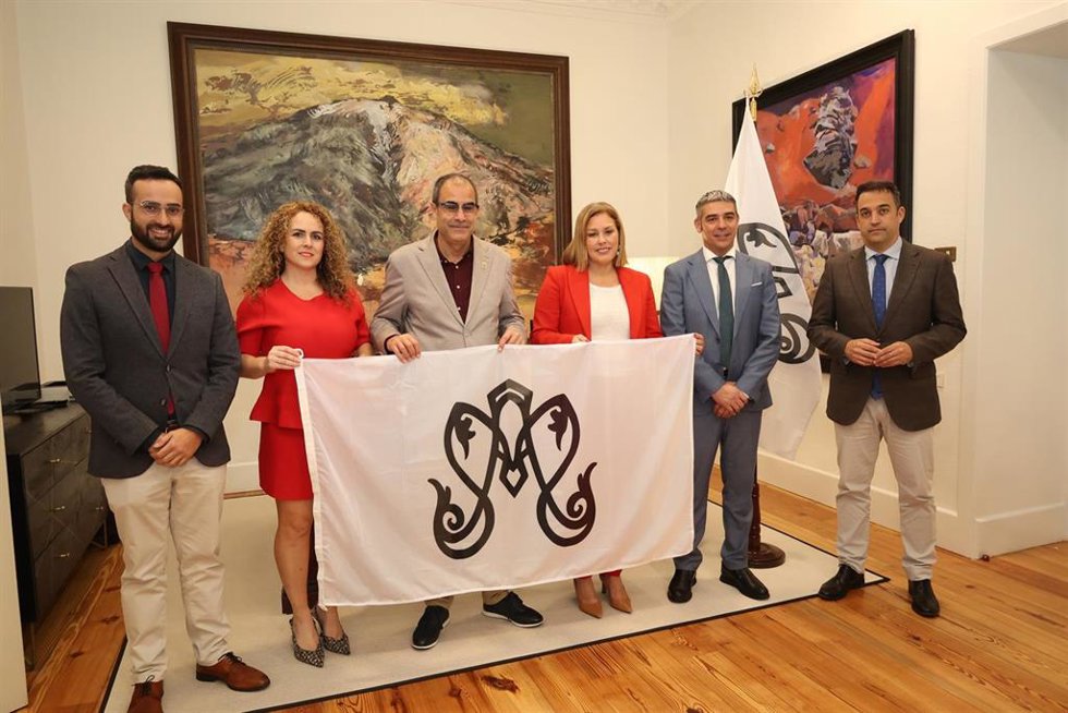 El Parlamento de Canarias recibe la bandera de la Bajada de la Virgen de Los Reyes, en el Hierro
