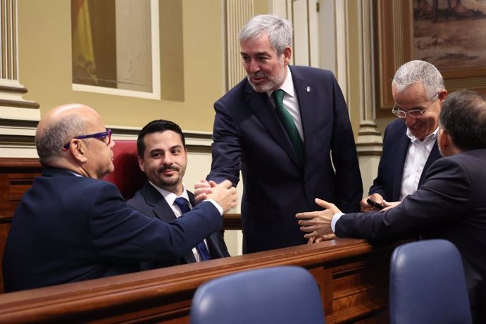El presidente de Canarias, Fernando Clavijo, saluda al portavoz del Grupo Nacionalista, José Miguel Barragán, en el 'Debate sobre el Estado de la Nacionalidad'