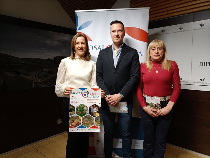 La diputada de Turismo, Elísabeth Martín; el alcalde de Casar de Palomero, Óscar Fernández, y la presidenta de la Asociación Mosaico, Natividad Alviz, tras la presentación de Mosai Cultura