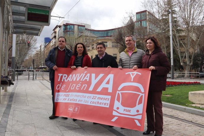 Francisco Reyes (c), junto a otros representantes del PSOE, en una parada del tranvía de Jaén.