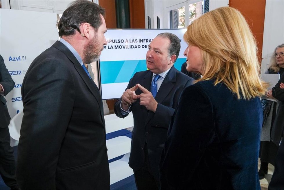 El presidente de la Diputación, David Toscano, junto al ministro de Transportes y Movilidad Sostenible, Óscar Puente, y la alcaldesa de Huelva, Pilar Miranda.