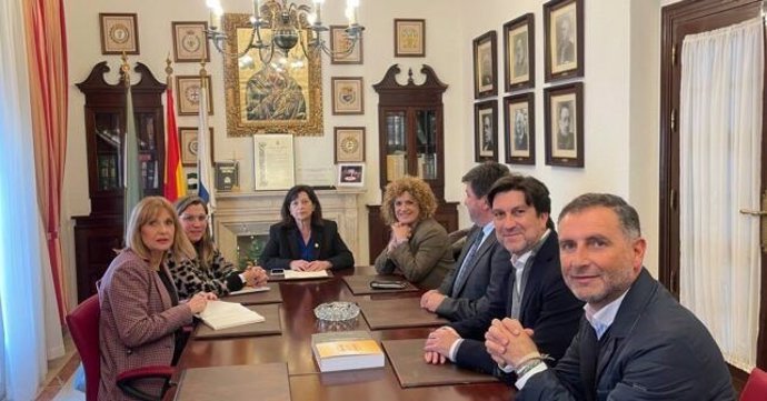Reunión de miembros del PSOE de Huelva con el Colegio de Médicos.