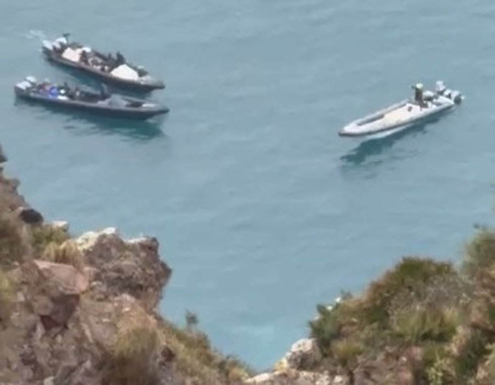 Varias lanchas rápidas se refugian del temporal en la costa del Parque Natural de Cabo de Gata-Níjar (Almería).