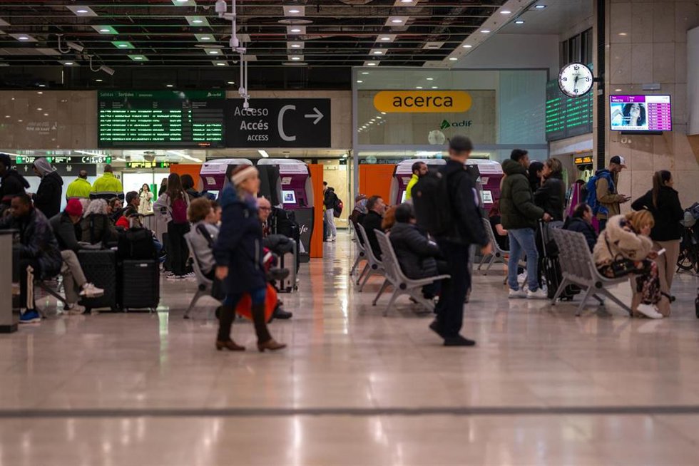 Varias personas en la estación de Barcelona-Sants.