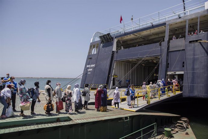 Archivo - Temporeras marroquíes que embarcan desde el Muelle Sur del Puerto de Huelva rumbo a Marruecos con motivo del Covid.