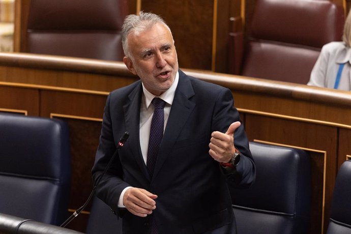 El ministro de Política Territorial y Memoria Democrática, Ángel Víctor Torres, interviene durante un pleno en el Congreso de los Diputados, a 12 de marzo de 2025, en Madrid (España). La delegación de las competencias de inmigración a la Generalitat de Ca