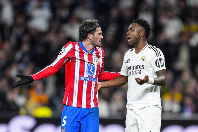 Rodrigo de Paul (Atlético de Madrid) y Vinicius Junior (Real Madrid) durante la ida de octavos de final de la Champions League en el Santiago Bernabéu.
