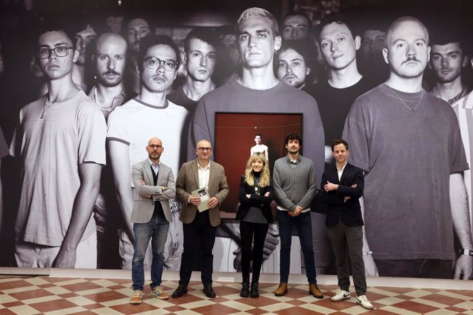 La exposición, compuesta por 15 retratos, ha sido presentada este miércoles por el vicepresidente y diputado provincial de Cultura, Manuel López Mestanza, la comisaria del proyecto, Nerea Ubieto y el propio artista, Jesús Madriñán.