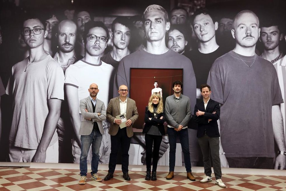 La exposición, compuesta por 15 retratos, ha sido presentada este miércoles por el vicepresidente y diputado provincial de Cultura, Manuel López Mestanza, la comisaria del proyecto, Nerea Ubieto y el propio artista, Jesús Madriñán.