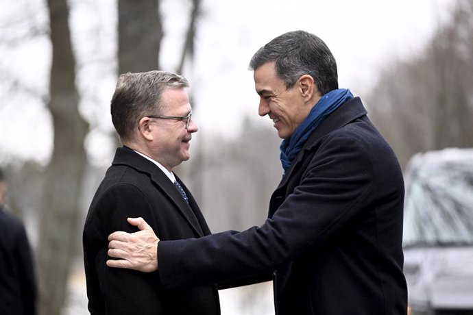 El primer ministro de Finalndia, Petteri Orpo, da la bienvenida al presidente del Gobierno,  Pedro Sanchez, antes de su reunión en la residencia oficial.