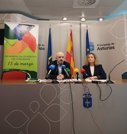 El director general de Consumo, Faustino Zapico y  la jefa de Servicio de Consumo, Isabel Ardura.