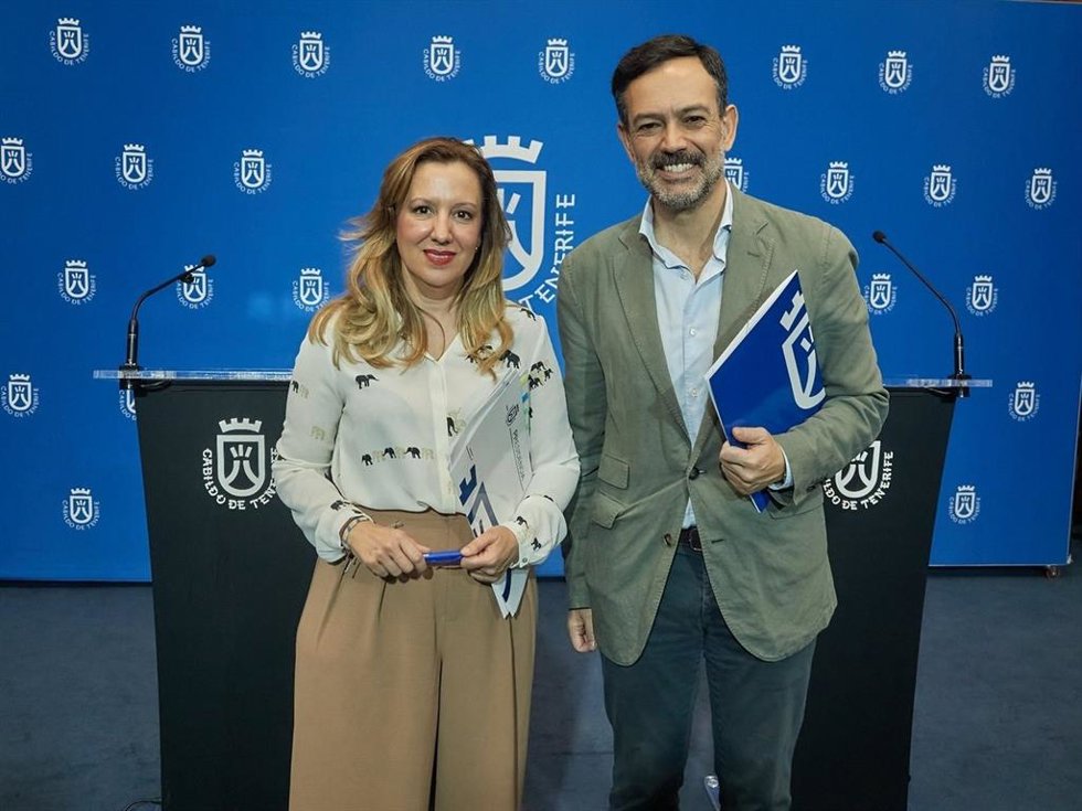 La presidenta del Cabildo de Tenerife, Rosa Dávila, y el vicepresidente, Lope Afonso, en rueda de prensa por acuerdos de consejo de gobierno