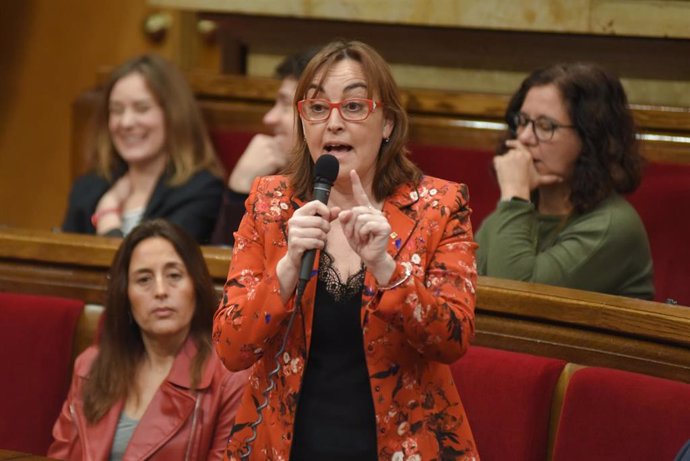 La portavoz del Govern y consellera de Territorio, Vivienda y Transición Ecológica, Sílvia Paneque, interviene durante una sesión de control al Govern, en el Parlament, a 12 de marzo de 2025, en Barcelona, Catalunya (España). Durante el pleno, Illa ha hec