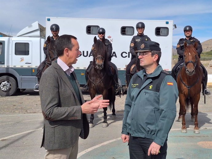 El subdelegado del Gobierno en Almería, José María Martín, durante su visita al Escuadrón de Caballería de la Guardia Civil, desplegado en Gádor (Almería).