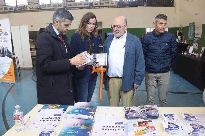 La directora general de Asuntos Europeos, Nazareth Rodrigo, en la III Feria para el Empleo y para la Formación Profesional organizada por la EFA 'Molino de Viento', de Campo de Criptana.