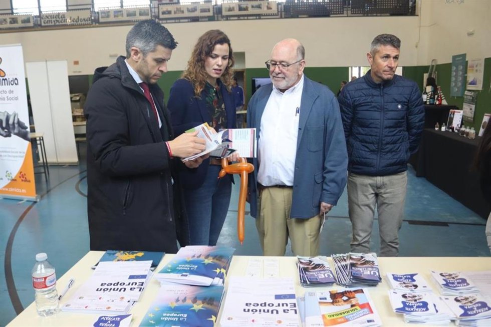 La directora general de Asuntos Europeos, Nazareth Rodrigo, en la III Feria para el Empleo y para la Formación Profesional organizada por la EFA 'Molino de Viento', de Campo de Criptana.