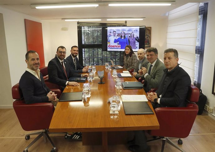 El presidente del Principado, Adrián Barbón, recibe a los representantes de Costco Wholesale, Neil Daniels y Marta Fernández; de Bogaris Javier Marín y Enrique Porta, y al alcalde de Siero Ángel García.
