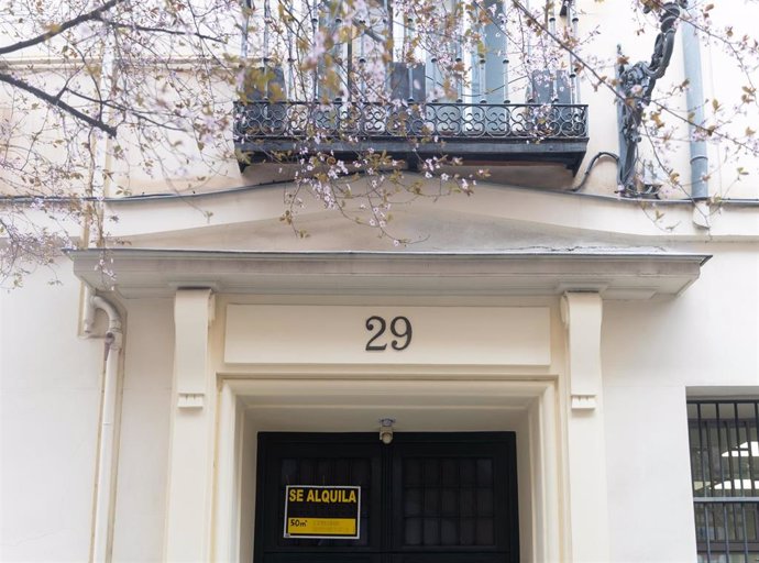 Un cartel de ‘Se alquila’ en el portal de un edificio de una calle de Madrid, a 10 de marzo de 2025, en Madrid (España).
