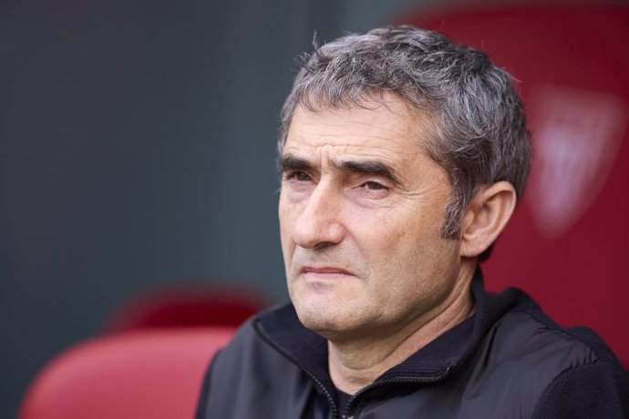 Ernesto Valverde head coach of Athletic Club looks on during the LaLiga EA Sports match between Athletic Club and Real Valladolid CF at San Mames on February 23, 2025, in Bilbao, Spain.