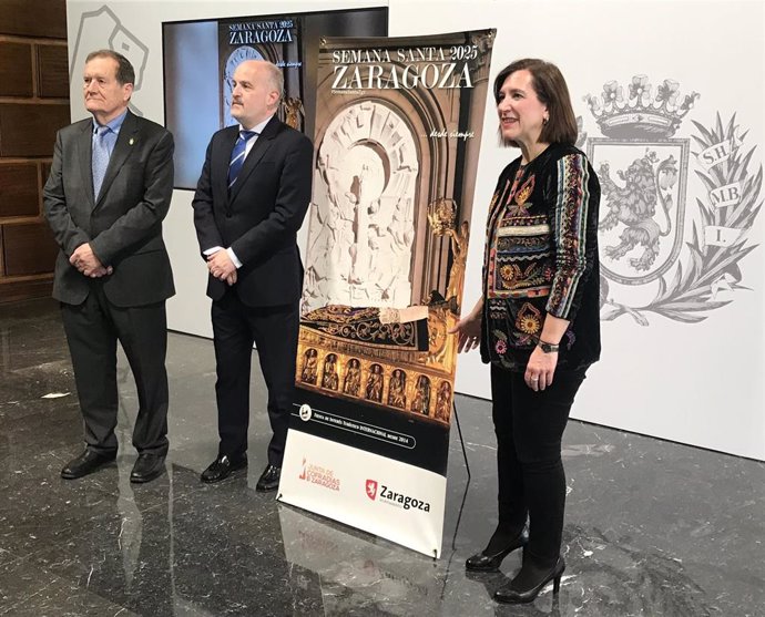La consejera municipal de Educación, Cultura y Turismo del Ayuntamiento de Zaragoza, Sara Fernández; y el presidente de la Junta de Cofradías, Ignacio García Aguaviva, han presentado los actos de la Semana Santa