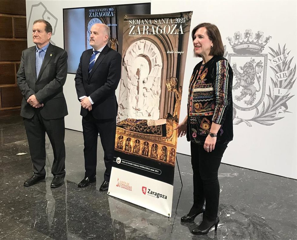 La consejera municipal de Educación, Cultura y Turismo del Ayuntamiento de Zaragoza, Sara Fernández; y el presidente de la Junta de Cofradías, Ignacio García Aguaviva, han presentado los actos de la Semana Santa