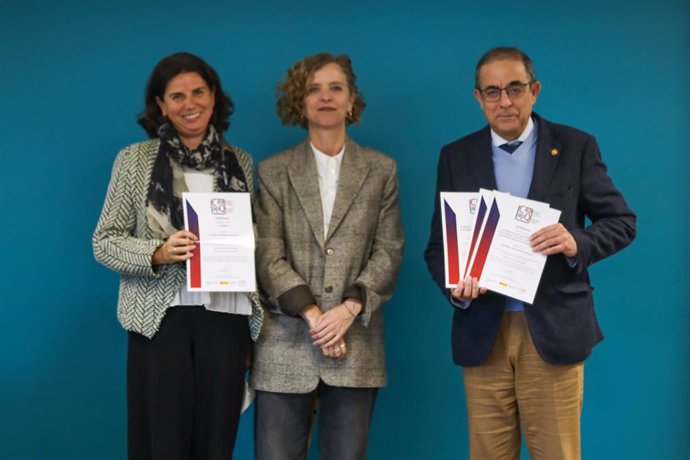 La subdirectora de la Editorial y el rector de la US en el acto de recogida de los sellos de calidad.