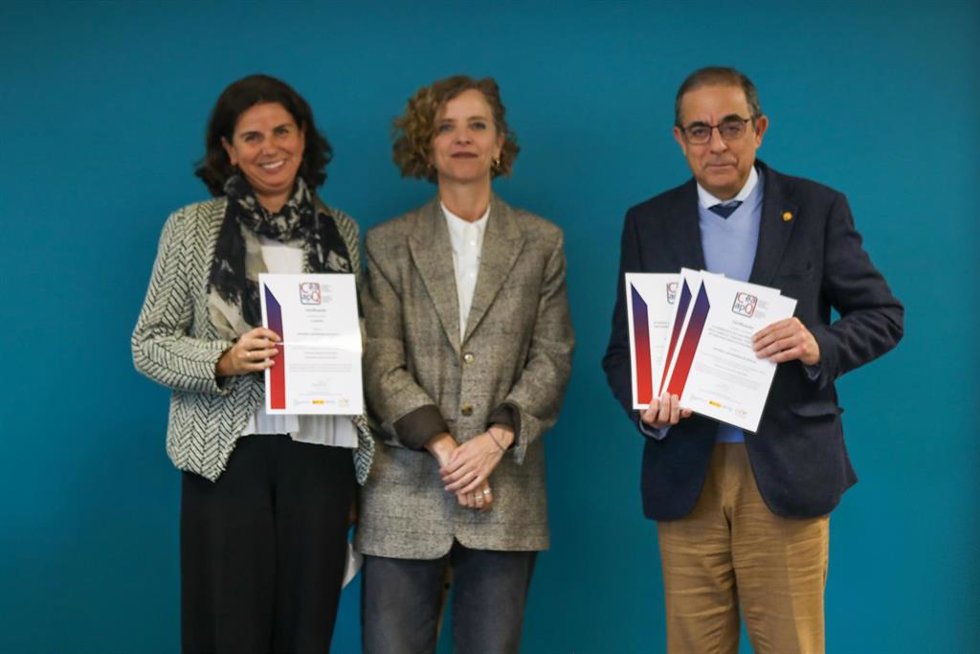 La subdirectora de la Editorial y el rector de la US en el acto de recogida de los sellos de calidad.