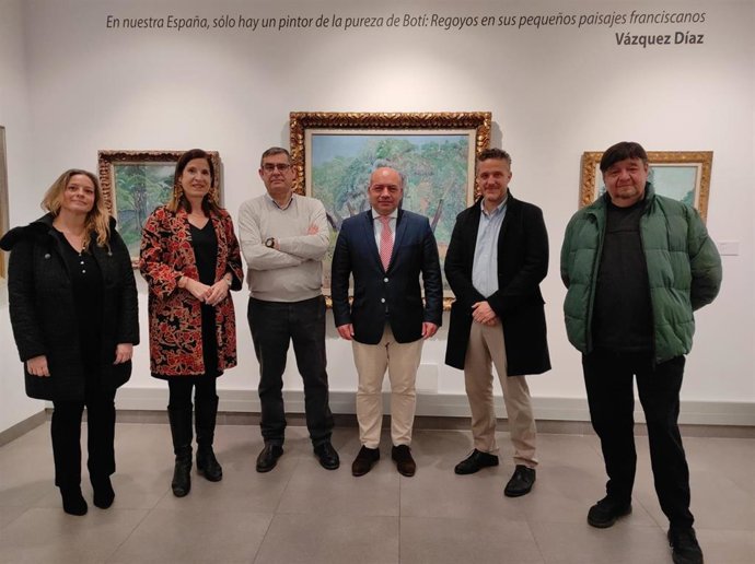 El delegado de Cultura de la Diputación, Gabriel Duque (centro), visita la renovación de la exposición permanente de Rafael Botí.