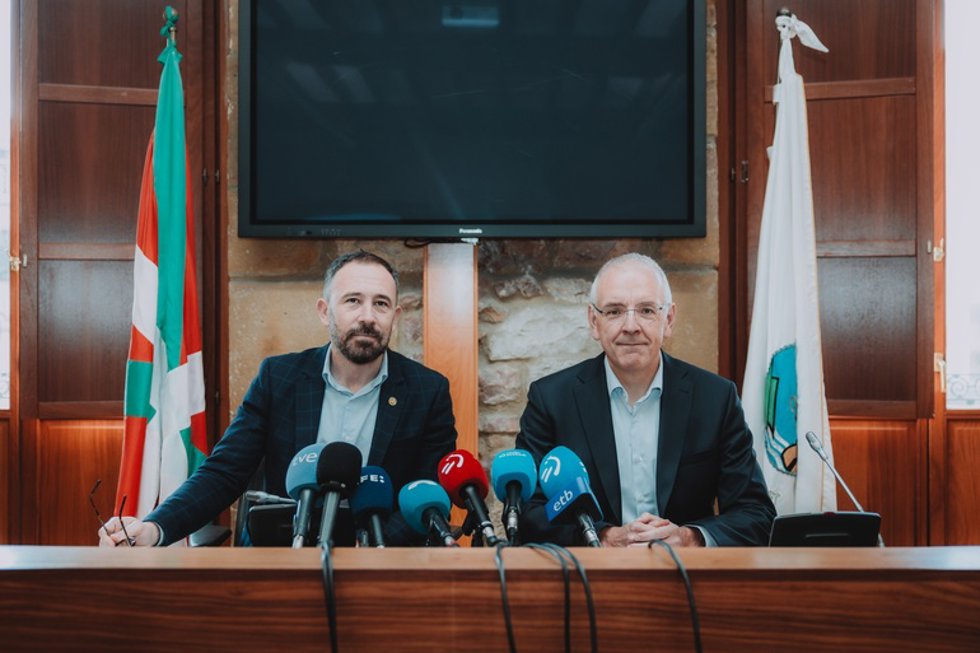 El consejero de Vivienda y Agenda Urbana, Denis Itxaso, y el alcalde de Zumaia, Iñaki Ostolaza