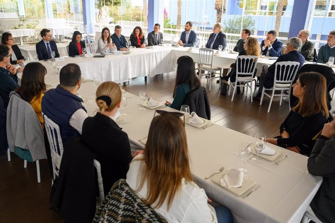 Encuentro entre la Autoridad Portuaria de Almería (APA) y los investigadores del estudio sobre el impacto económico del puerto de Almería.