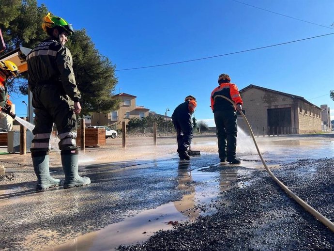 Operativos de la Dirección General de Patrimonio Natural y Acción Climática trabajan en la limpieza de viales en Cehegín