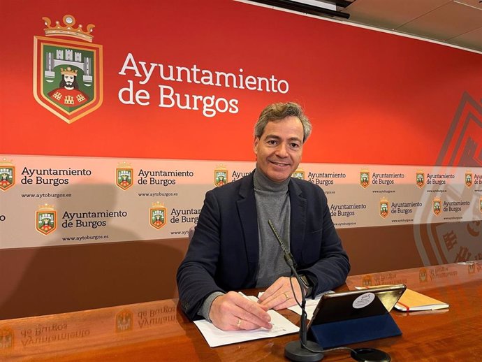 César Barriada durante la rueda de prensa de la OMIC.