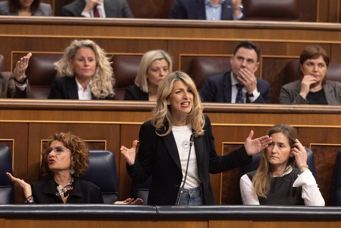 La vicepresidenta segunda y ministra de Trabajo, Yolanda Díaz, interviene durante un pleno en el Congreso de los Diputados.