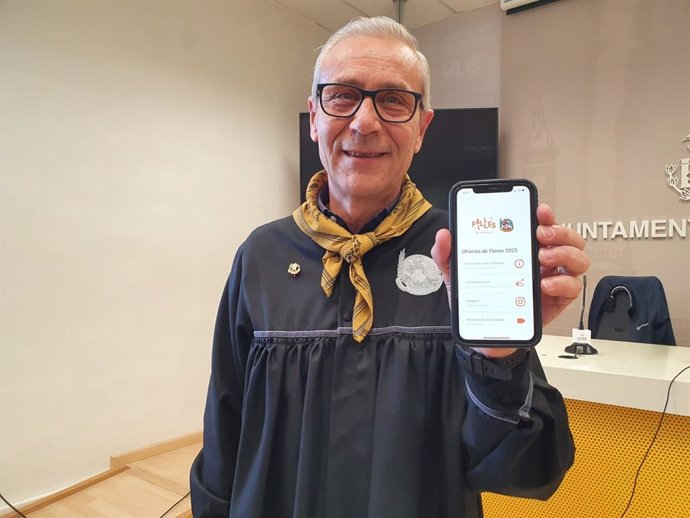 El concejal delegado de Fallas y presidente de Junta Central Fallera, Santiago Ballester, presenta la app Ofrenda 2025