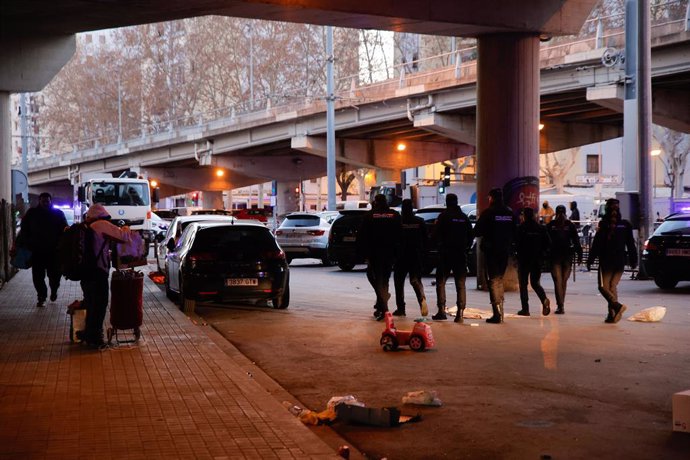 Archivo - Arquivo - A Guardia Urbana e os Mossos d'Esquadra, durante uma operação policial para apreender produtos falsificados do mercado de rua de Badalona, em 14 de janeiro de 2025, em Badalona, Barcelona, Catalunha (Espanha). A operação foi organizada