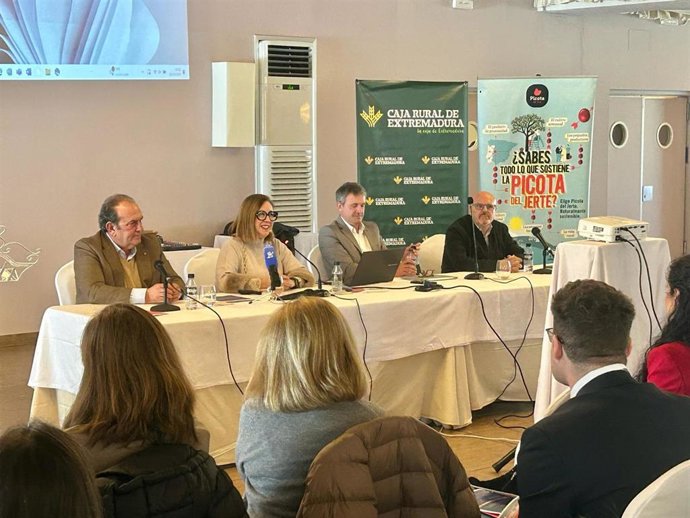 Autoridades en las Jornadas Técnicas de la DO Cereza del Jerte