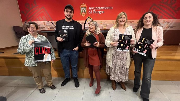 - Los Editores Del Corto, Las Representantes De Betania Y Proyecto Hombre Y La Concejala De Servicios Sociales Con Los Carteles Y Materiales De La Campaña.