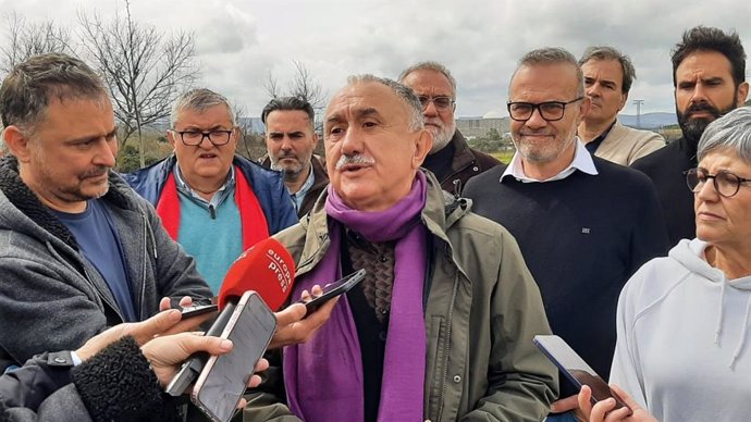 El secretario general de UGT, Pepe Álvarez, atiende a los medios tras visitar la Central Nuclear de Almaraz