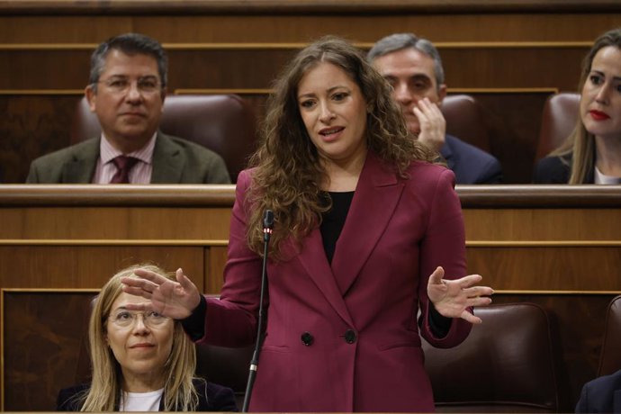 A deputada do PP Ester Muñoz intervém durante uma sessão de controle do governo no Congresso dos Deputados, em 26 de fevereiro de 2025, em Madri (Espanha). O governo enfrenta uma nova sessão de controle no Congresso com inúmeras perguntas.