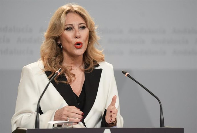La consejera de Economía, Hacienda y Fondos Europeos y portavoz del Gobierno, Carolina España, durante la rueda de prensa. A 12 de marzo de 2025, en Sevilla (Andalucía, España). El Consejo de Gobierno de la Junta de Andalucía se reúne en el Palacio de San