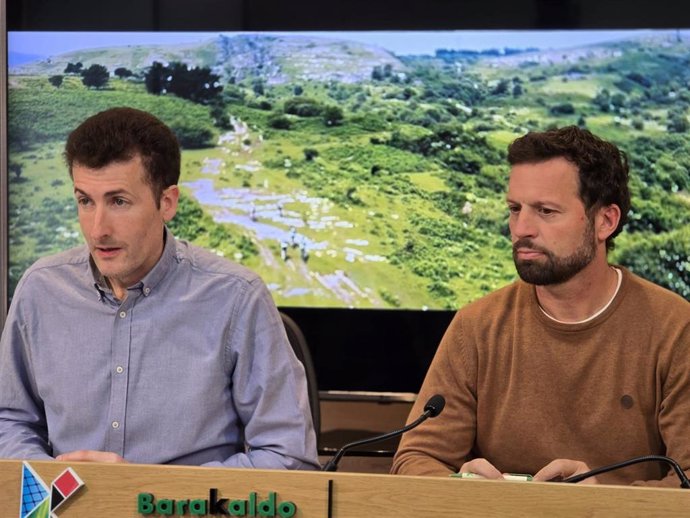 El concejal de Alcaldía, Gorka Zubiaurre, y Rubén Sanz, de Aire Norte.