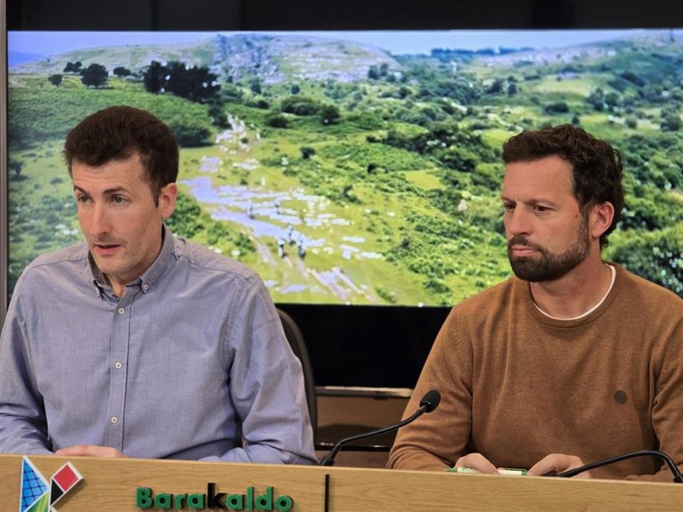 El concejal de Alcaldía, Gorka Zubiaurre, y Rubén Sanz, de Aire Norte.